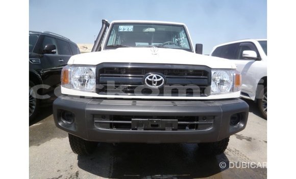 Acheter Import Voiture Toyota Land Cruiser Blanc à Import - Dubai, Grande Comore Acheter Import Voiture Toyota Land Cruiser Blanc à Import - Dubai, Grande Comore