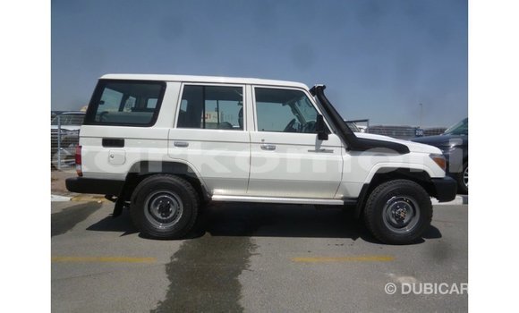 Acheter Import Voiture Toyota Land Cruiser Blanc à Import - Dubai, Grande Comore Acheter Import Voiture Toyota Land Cruiser Blanc à Import - Dubai, Grande Comore