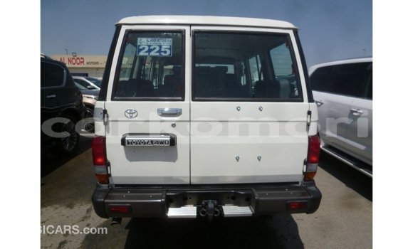 Acheter Import Voiture Toyota Land Cruiser Blanc à Import - Dubai, Grande Comore Acheter Import Voiture Toyota Land Cruiser Blanc à Import - Dubai, Grande Comore