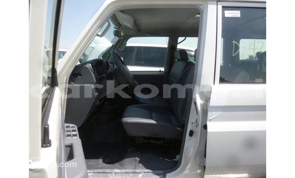 Acheter Import Voiture Toyota Land Cruiser Blanc à Import - Dubai, Grande Comore Acheter Import Voiture Toyota Land Cruiser Blanc à Import - Dubai, Grande Comore
