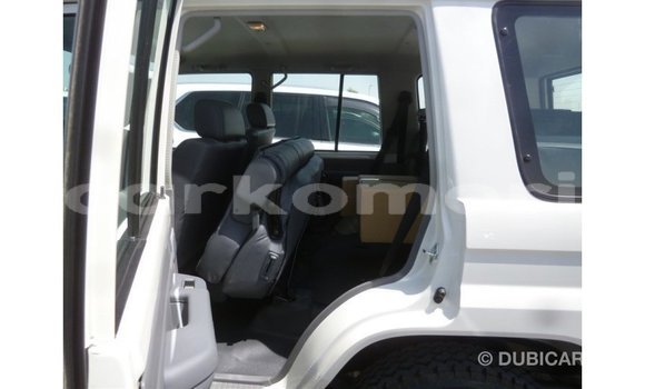 Acheter Import Voiture Toyota Land Cruiser Blanc à Import - Dubai, Grande Comore Acheter Import Voiture Toyota Land Cruiser Blanc à Import - Dubai, Grande Comore
