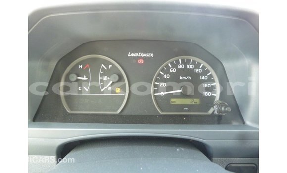 Acheter Import Voiture Toyota Land Cruiser Blanc à Import - Dubai, Grande Comore Acheter Import Voiture Toyota Land Cruiser Blanc à Import - Dubai, Grande Comore
