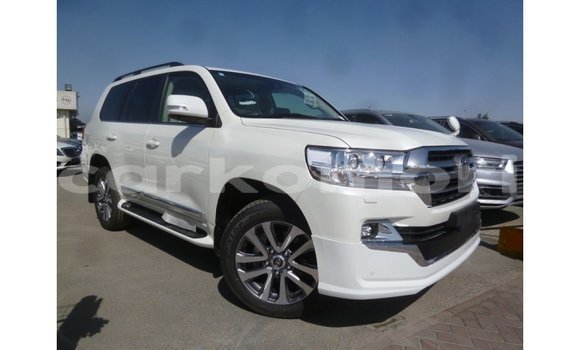 Buy Import Toyota Land Cruiser White Car in Import - Dubai in Great Comore