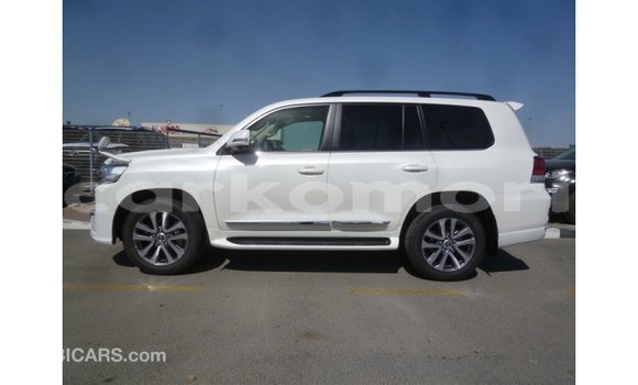 Buy Import Toyota Land Cruiser White Car in Import - Dubai in Great Comore Buy Import Toyota Land Cruiser White Car in Import - Dubai in Great Comore