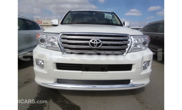 Buy Import Toyota Land Cruiser White Car in Import - Dubai in Great Comore Buy Import Toyota Land Cruiser White Car in Import - Dubai in Great Comore