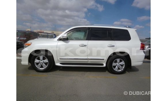 Buy Import Toyota Land Cruiser White Car in Import - Dubai in Great Comore Buy Import Toyota Land Cruiser White Car in Import - Dubai in Great Comore