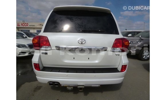 Buy Import Toyota Land Cruiser White Car in Import - Dubai in Great Comore Buy Import Toyota Land Cruiser White Car in Import - Dubai in Great Comore