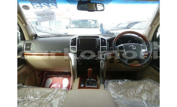 Buy Import Toyota Land Cruiser White Car in Import - Dubai in Great Comore Buy Import Toyota Land Cruiser White Car in Import - Dubai in Great Comore