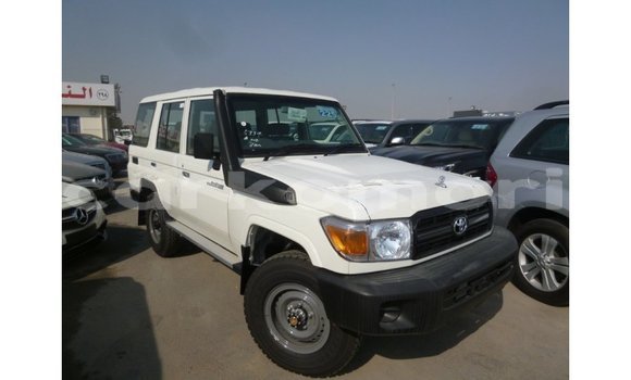 Buy Import Toyota Land Cruiser White Car in Import - Dubai in Great Comore