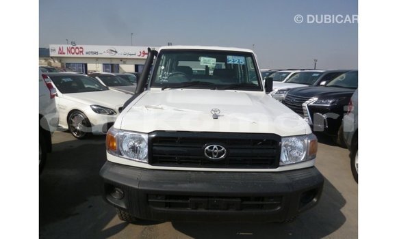 Acheter Import Voiture Toyota Land Cruiser Blanc à Import - Dubai, Grande Comore Acheter Import Voiture Toyota Land Cruiser Blanc à Import - Dubai, Grande Comore