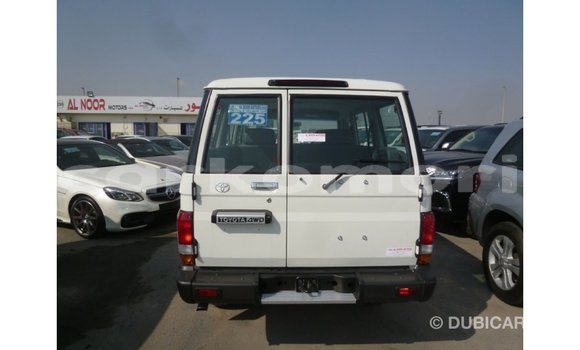 Acheter Import Voiture Toyota Land Cruiser Blanc à Import - Dubai, Grande Comore Acheter Import Voiture Toyota Land Cruiser Blanc à Import - Dubai, Grande Comore