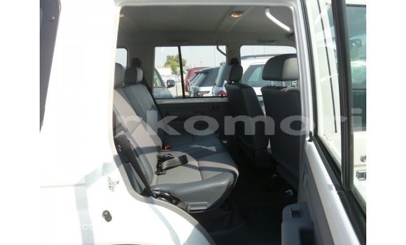Acheter Import Voiture Toyota Land Cruiser Blanc à Import - Dubai, Grande Comore Acheter Import Voiture Toyota Land Cruiser Blanc à Import - Dubai, Grande Comore