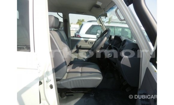 Acheter Import Voiture Toyota Land Cruiser Blanc à Import - Dubai, Grande Comore Acheter Import Voiture Toyota Land Cruiser Blanc à Import - Dubai, Grande Comore