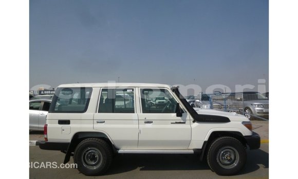 Acheter Import Voiture Toyota Land Cruiser Blanc à Import - Dubai, Grande Comore Acheter Import Voiture Toyota Land Cruiser Blanc à Import - Dubai, Grande Comore