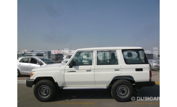 Acheter Import Voiture Toyota Land Cruiser Blanc à Import - Dubai, Grande Comore Acheter Import Voiture Toyota Land Cruiser Blanc à Import - Dubai, Grande Comore