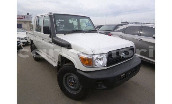 Buy Import Toyota Land Cruiser White Car in Import - Dubai in Great Comore