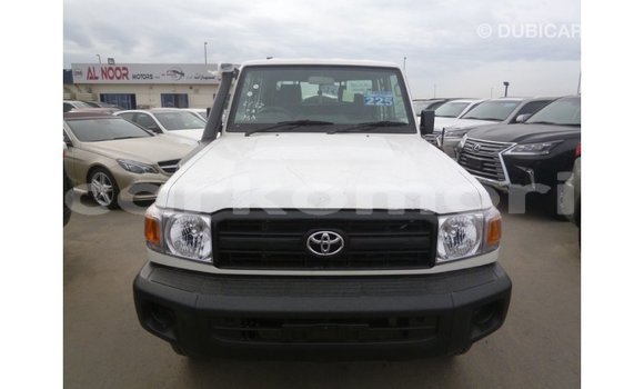 Acheter Import Voiture Toyota Land Cruiser Blanc à Import - Dubai, Grande Comore Acheter Import Voiture Toyota Land Cruiser Blanc à Import - Dubai, Grande Comore