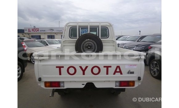 Acheter Import Voiture Toyota Land Cruiser Blanc à Import - Dubai, Grande Comore Acheter Import Voiture Toyota Land Cruiser Blanc à Import - Dubai, Grande Comore