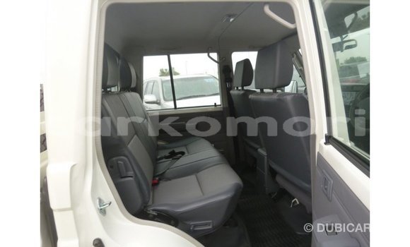 Acheter Import Voiture Toyota Land Cruiser Blanc à Import - Dubai, Grande Comore Acheter Import Voiture Toyota Land Cruiser Blanc à Import - Dubai, Grande Comore