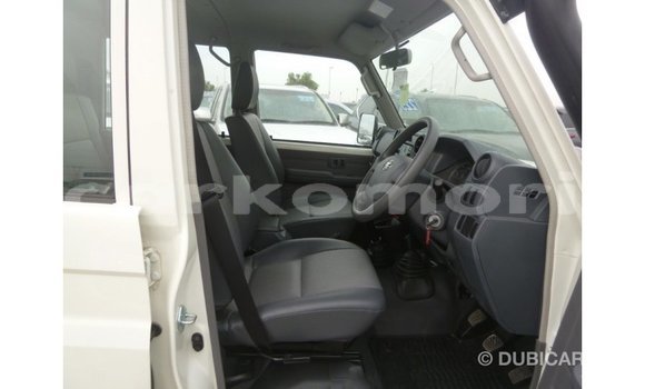 Acheter Import Voiture Toyota Land Cruiser Blanc à Import - Dubai, Grande Comore Acheter Import Voiture Toyota Land Cruiser Blanc à Import - Dubai, Grande Comore