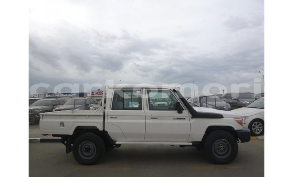 Acheter Import Voiture Toyota Land Cruiser Blanc à Import - Dubai, Grande Comore Acheter Import Voiture Toyota Land Cruiser Blanc à Import - Dubai, Grande Comore