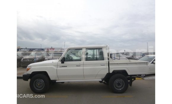 Acheter Import Voiture Toyota Land Cruiser Blanc à Import - Dubai, Grande Comore Acheter Import Voiture Toyota Land Cruiser Blanc à Import - Dubai, Grande Comore