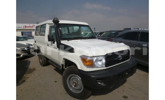 Buy Import Toyota Land Cruiser White Car in Import - Dubai in Great Comore