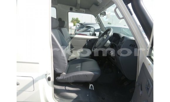 Buy Import Toyota Land Cruiser White Car in Import - Dubai in Great Comore Buy Import Toyota Land Cruiser White Car in Import - Dubai in Great Comore