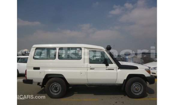 Buy Import Toyota Land Cruiser White Car in Import - Dubai in Great Comore Buy Import Toyota Land Cruiser White Car in Import - Dubai in Great Comore