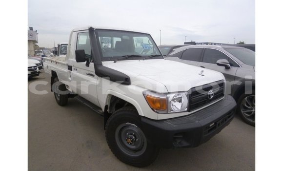 Buy Import Toyota Land Cruiser White Car in Import - Dubai in Great Comore