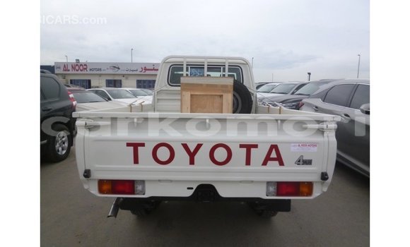 Buy Import Toyota Land Cruiser White Car in Import - Dubai in Great Comore Buy Import Toyota Land Cruiser White Car in Import - Dubai in Great Comore