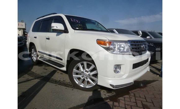 Acheter Import Voiture Toyota Land Cruiser Blanc à Import - Dubai, Grande Comore Acheter Import Voiture Toyota Land Cruiser Blanc à Import - Dubai, Grande Comore