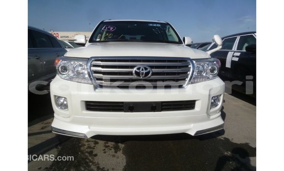 Acheter Import Voiture Toyota Land Cruiser Blanc à Import - Dubai, Grande Comore Acheter Import Voiture Toyota Land Cruiser Blanc à Import - Dubai, Grande Comore