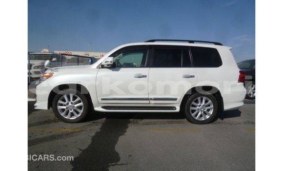 Acheter Import Voiture Toyota Land Cruiser Blanc à Import - Dubai, Grande Comore Acheter Import Voiture Toyota Land Cruiser Blanc à Import - Dubai, Grande Comore