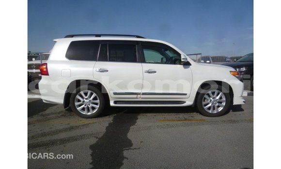Acheter Import Voiture Toyota Land Cruiser Blanc à Import - Dubai, Grande Comore Acheter Import Voiture Toyota Land Cruiser Blanc à Import - Dubai, Grande Comore