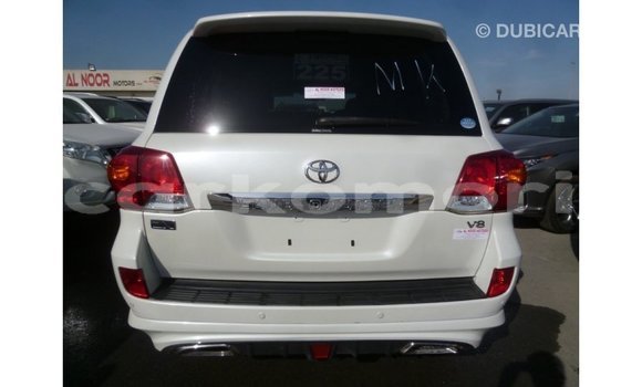 Acheter Import Voiture Toyota Land Cruiser Blanc à Import - Dubai, Grande Comore Acheter Import Voiture Toyota Land Cruiser Blanc à Import - Dubai, Grande Comore
