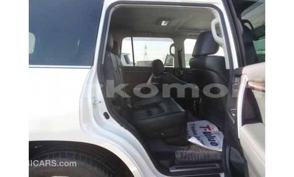 Acheter Import Voiture Toyota Land Cruiser Blanc à Import - Dubai, Grande Comore Acheter Import Voiture Toyota Land Cruiser Blanc à Import - Dubai, Grande Comore