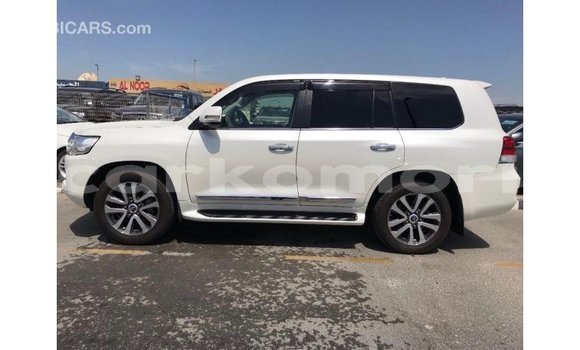 Acheter Import Voiture Toyota Land Cruiser Blanc à Import - Dubai, Grande Comore Acheter Import Voiture Toyota Land Cruiser Blanc à Import - Dubai, Grande Comore