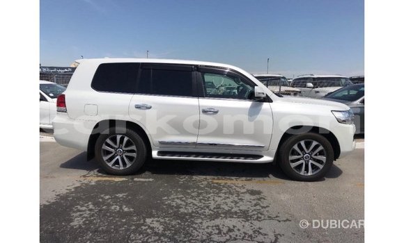 Acheter Import Voiture Toyota Land Cruiser Blanc à Import - Dubai, Grande Comore Acheter Import Voiture Toyota Land Cruiser Blanc à Import - Dubai, Grande Comore