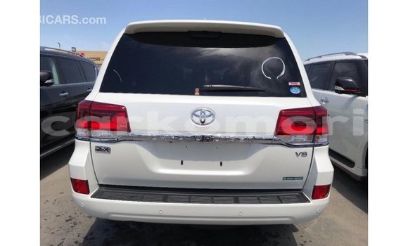 Acheter Import Voiture Toyota Land Cruiser Blanc à Import - Dubai, Grande Comore Acheter Import Voiture Toyota Land Cruiser Blanc à Import - Dubai, Grande Comore