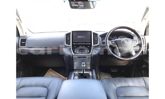 Acheter Import Voiture Toyota Land Cruiser Blanc à Import - Dubai, Grande Comore Acheter Import Voiture Toyota Land Cruiser Blanc à Import - Dubai, Grande Comore