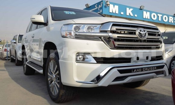 Acheter Import Voiture Toyota Land Cruiser Blanc à Import - Dubai, Grande Comore Acheter Import Voiture Toyota Land Cruiser Blanc à Import - Dubai, Grande Comore