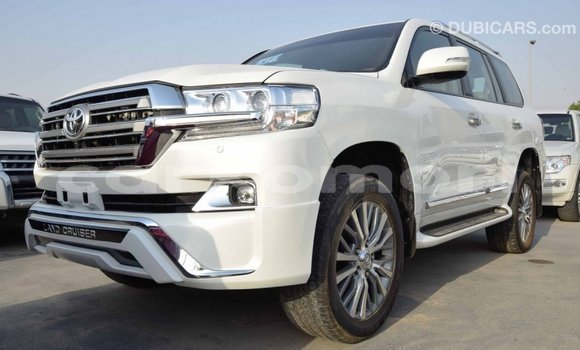 Acheter Import Voiture Toyota Land Cruiser Blanc à Import - Dubai, Grande Comore Acheter Import Voiture Toyota Land Cruiser Blanc à Import - Dubai, Grande Comore