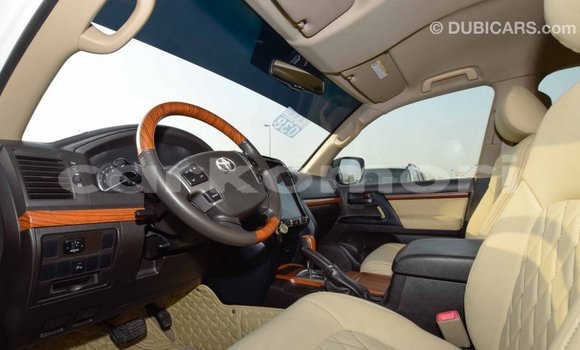 Acheter Import Voiture Toyota Land Cruiser Blanc à Import - Dubai, Grande Comore Acheter Import Voiture Toyota Land Cruiser Blanc à Import - Dubai, Grande Comore
