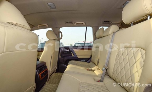 Acheter Import Voiture Toyota Land Cruiser Blanc à Import - Dubai, Grande Comore Acheter Import Voiture Toyota Land Cruiser Blanc à Import - Dubai, Grande Comore