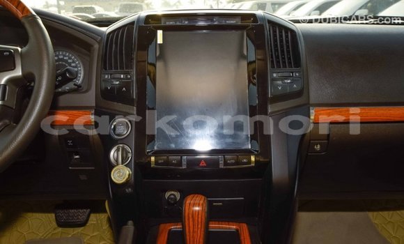 Acheter Import Voiture Toyota Land Cruiser Blanc à Import - Dubai, Grande Comore Acheter Import Voiture Toyota Land Cruiser Blanc à Import - Dubai, Grande Comore