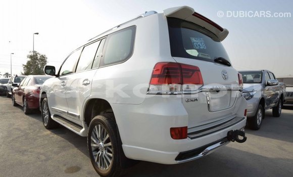 Acheter Import Voiture Toyota Land Cruiser Blanc à Import - Dubai, Grande Comore Acheter Import Voiture Toyota Land Cruiser Blanc à Import - Dubai, Grande Comore