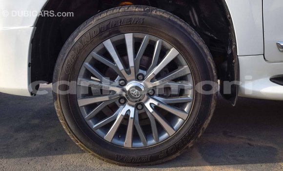 Acheter Import Voiture Toyota Land Cruiser Blanc à Import - Dubai, Grande Comore Acheter Import Voiture Toyota Land Cruiser Blanc à Import - Dubai, Grande Comore