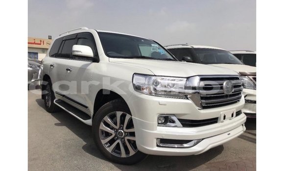 Acheter Import Voiture Toyota Land Cruiser Blanc à Import - Dubai, Grande Comore Acheter Import Voiture Toyota Land Cruiser Blanc à Import - Dubai, Grande Comore