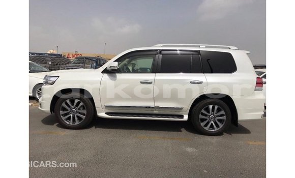 Acheter Import Voiture Toyota Land Cruiser Blanc à Import - Dubai, Grande Comore Acheter Import Voiture Toyota Land Cruiser Blanc à Import - Dubai, Grande Comore